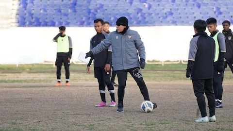 Không chỉ U20 Việt Nam, ĐT U20 Indonesia cũng tập trên sân như 'chuồng bò'